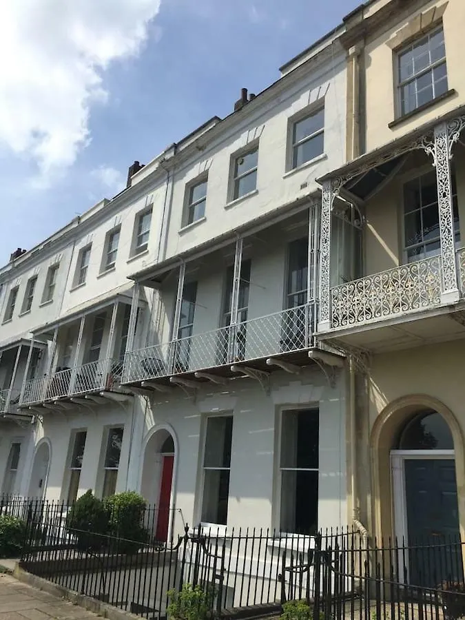 Elegant Period Clifton Balcony Apt - Simplycheckin Bristol